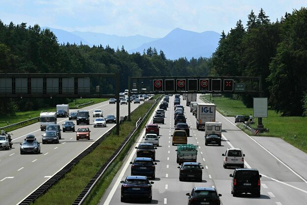 Gut befahrene Autobahn im Sonnenschein