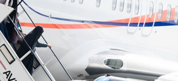Eine Frau steigt aus einem Flugzeug am Flughafen Hannover. Heute Vormittag ist ein Charterflug aus Islamabad in Hannover gelandet. Auf dem Flug befanden sich insgesamt 174 in Afghanistan besonders gefährdete Personen, denen Deutschland bereits in der Verg