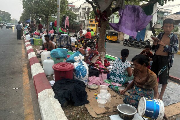 In Mandalay campieren Überlebende des Erdbebens am Mittwoch nahe des alten Könispalastes unter freiem Himmel auf der Staße