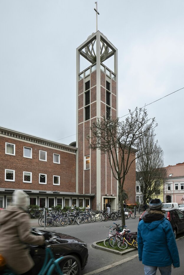 Die Kirche von der Straße aus gesehen