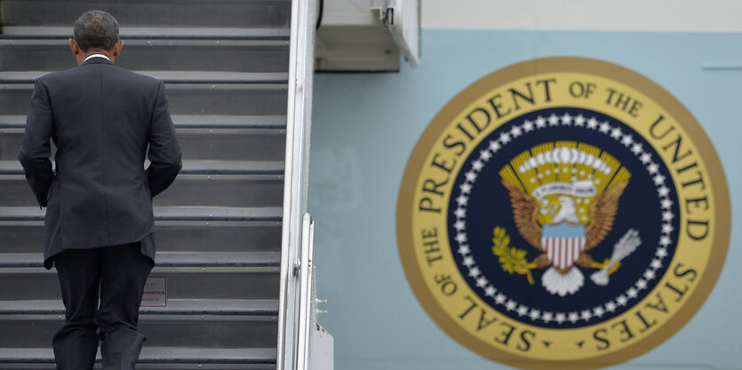 Barack Obama läuft Stufen zur Air Force One hinauf