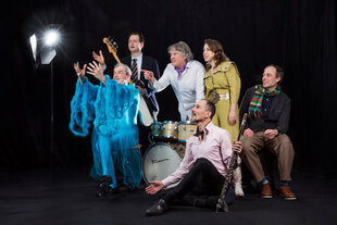 Man sieht: die Band Jacques Palminger & 440 Hertz in Kostümen und mit ihren Instrumenten