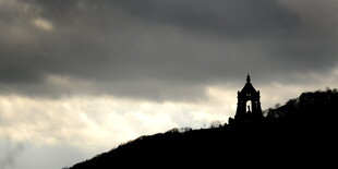 Das Kaiser-Wilhelm-Denkmal an der Porta Westfalica unter Wolkenhimmel