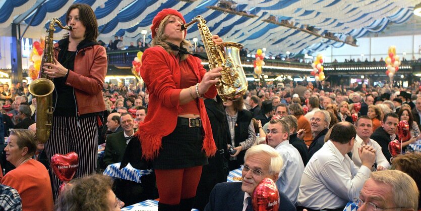 Feiernde im Bayernzelt