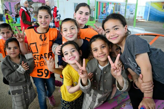 Kinder winken in die Kameria
