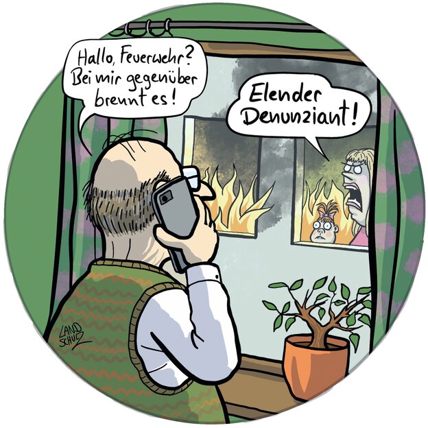 Ein älterer Herr beobachtet aus dem Fenster einen Brand im gegenüberliegenden Haus und meldet das telefonisch der Feuerwehr. Vor den Flammen in ihrer Wohnung schauen Frau und Kind aus dem Fenster. Die Frau ruft: elender Denunziant