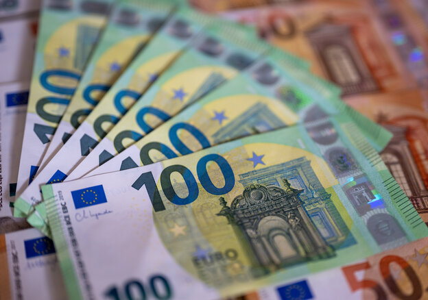 Das Foto zeigt 100- und 50-Euro-Geldscheine.