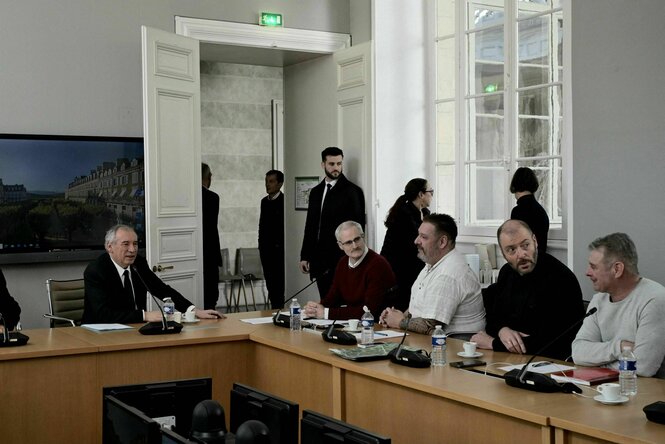 Francois Bayrou trifft im Rathaus Pau Gewaltopfer des Missbrauchsskandals