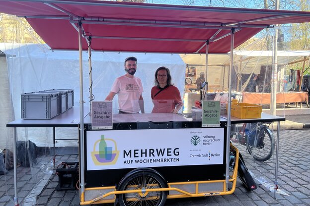 Kai Guttmann und Claudia Kapfer von der Grünen Liga in ihrem Spülmobil