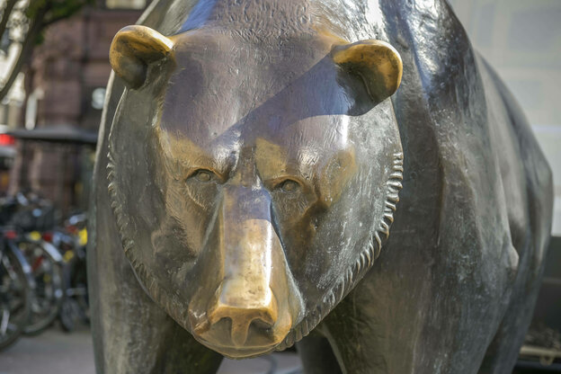 Ein Bär als Bronzeskulptur