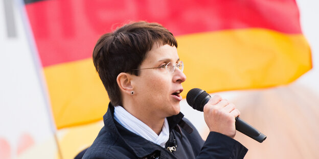 Frauke Petry vor spricht vor einer Deutschlandfahne