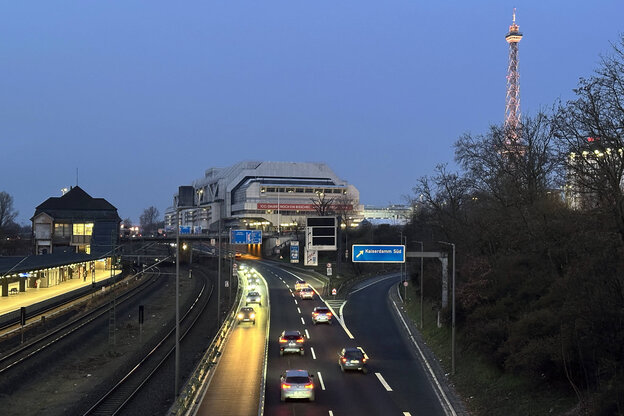 A 100 am Funkturm in der Dämmerung