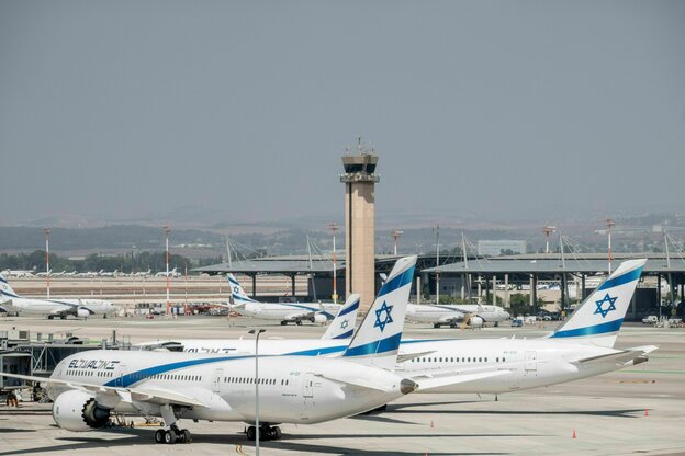Rollfeld an einem Flughafen mit Flugzeugen mit aufgedruckter Israel-Flagge