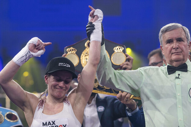 Ringrichter hebt Arm von Siegerin Tina Rupprecht hoch