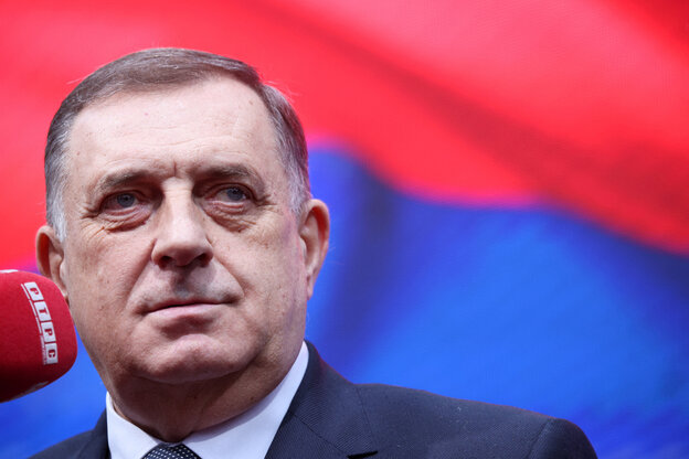 Milorad Dodik vor einer Flagge