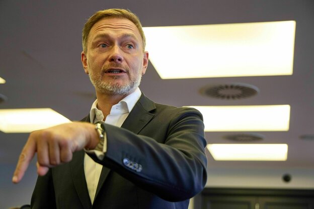 Ein Mann zeigt mit seinem Zeigefinger