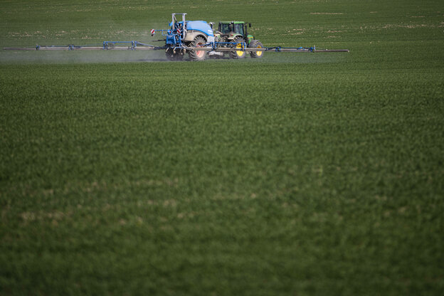 Ein Landwirtschaftsmaschine fährt über ein Feld