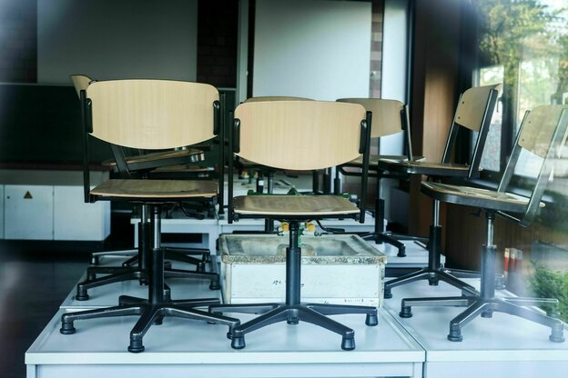 In einem Klassenraum der Gesamtschule Süd in Duisburg-Großenbaum stehen die Stühle auf den Tischen