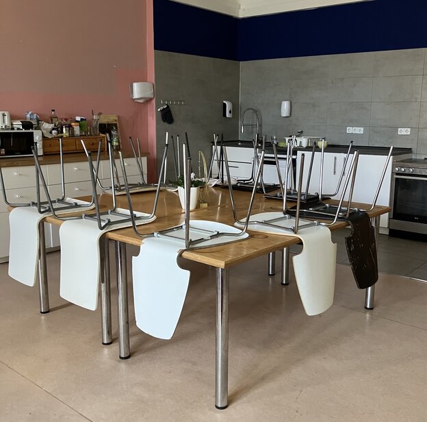 Die Stühle am Küchentisch sind hochgestellt