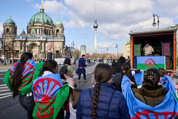 irca 150 Menschen nehmen an den Romaday-Parade anlässlich des 52. Jubiläums des Welt-Roma-Tags am 8. April