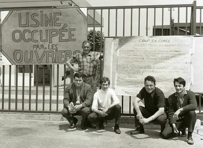 Zu sehen sind französische Arbeiter vor einer besetzten Fabrik im Mai 1968.