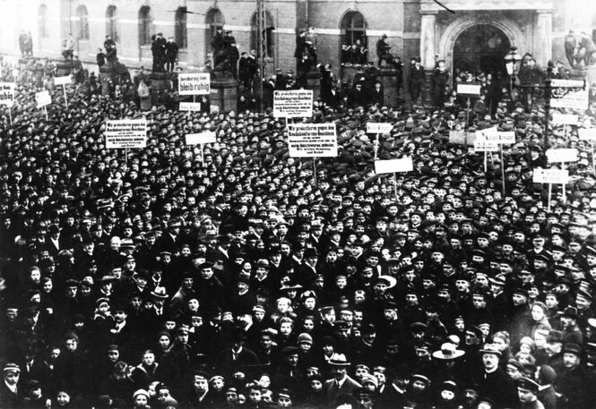 Zu sehen sind Matrosen mit Plakaten in der historischen Novemberrevolution von 1918.