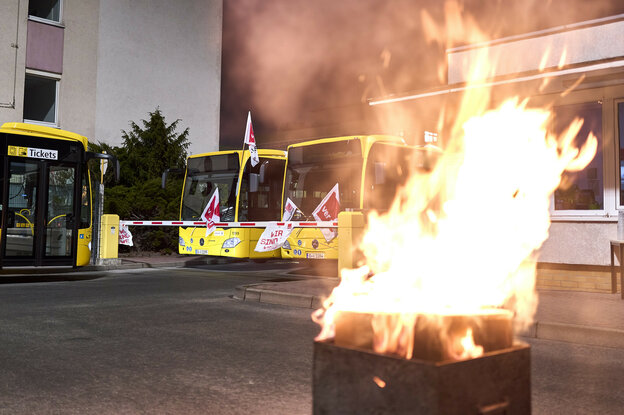 Auftakt zu zweitägigem Warnstreik Ende März bei den Berliner Verkehrsbetrieben, Busse und Bahnen bleiben im Bus- und Straßenbahndepot in der Siegfriedstraße, Berlin.