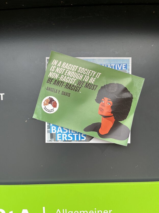 Verschiedene Aufkleber übereinander geklebt