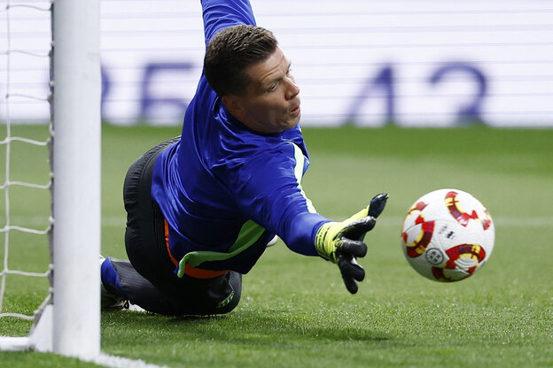 Wojciech Szczęsny wehrt mit der Hand einen Ball ab
