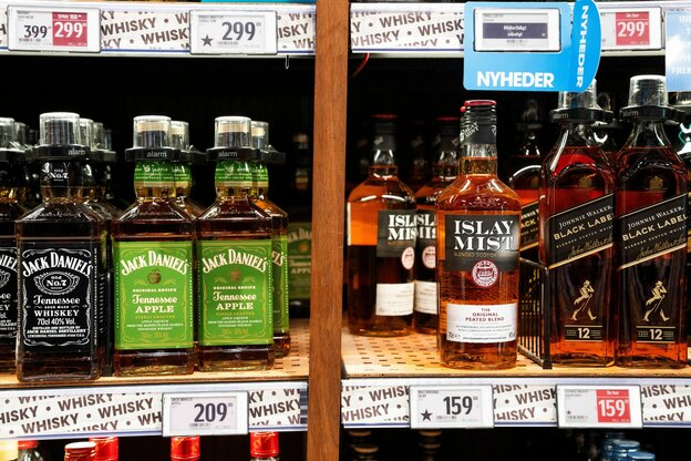 Alkoholflaschen in einem Supermarktregal.