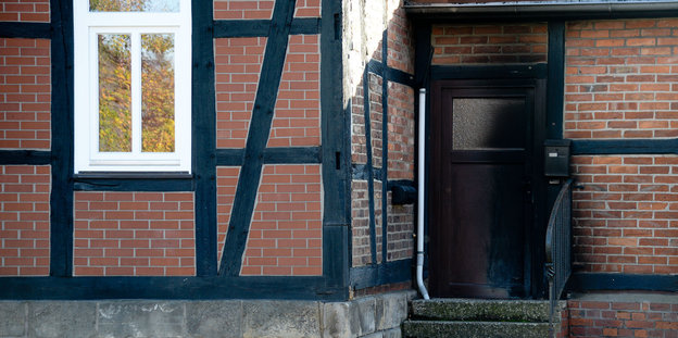 Fachwerkhaus mit verkohlter Tür