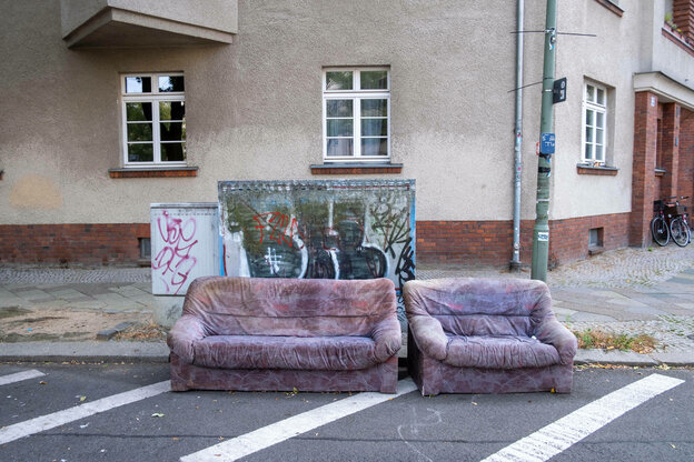 2 Sofas stehen an der Straße
