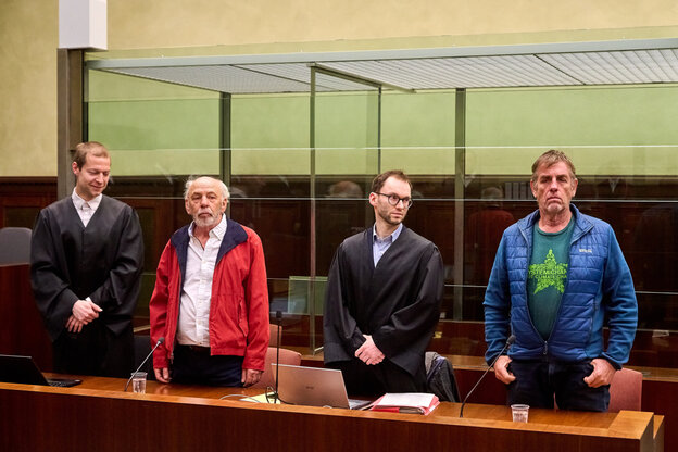 Blick in einen Gerichtssaal mit Peter Krauth und Theune und Thomas Walter und Anwälten