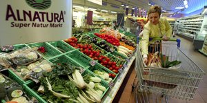 Gemüseregal in einem Alnatura-Supermarkt