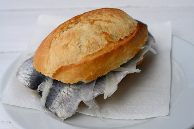Fischbrötchen belegt mit Bismarck-Hering und Zwiebel