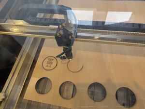 Laser schneidet Kreise in eine Holzplatte