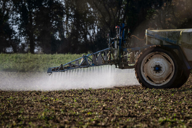 Traktor versprüht Pestizide