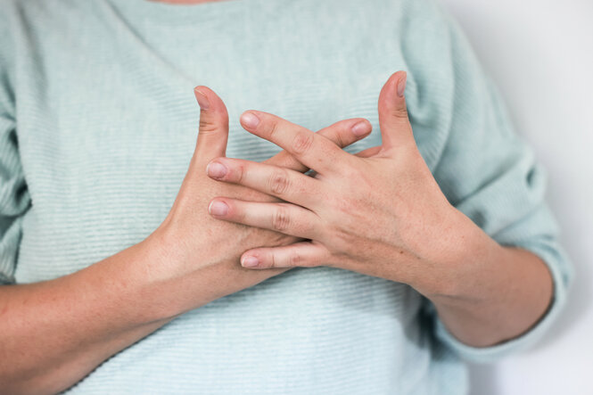 Zwei Hände formen das Wort Liebe in Gebärdensprache.