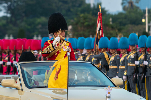 Der thailändische König Maha Vajiralongkorn begutachtet die Ehrengarde während einer Parade, Bangkok, Thailand, Dezember 2024