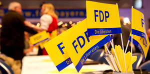 Becher mit FDP-Fähnchen