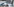 Diverse Krankenhausmaterialien, im Hintergrund ein Krankenbett