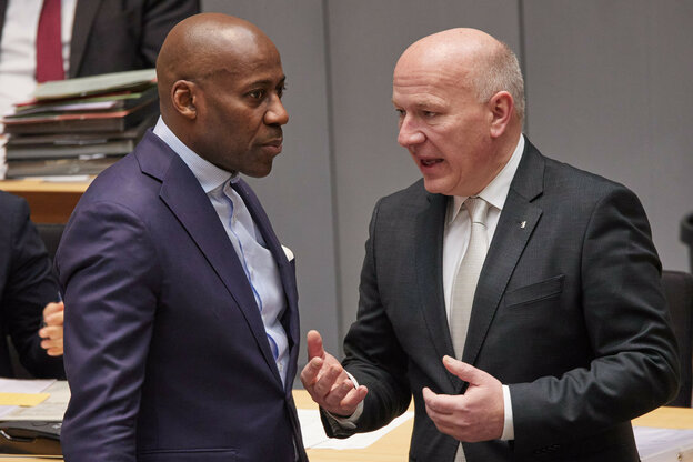 Das Foto zeigt Berlins Regierungschef Kai Wegner und Kultursenator Joe Chialo (beide CDU)