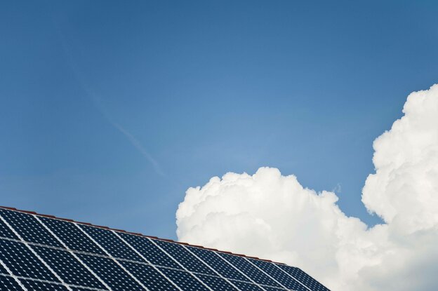 Wolke über Dach mit Solarmodulen