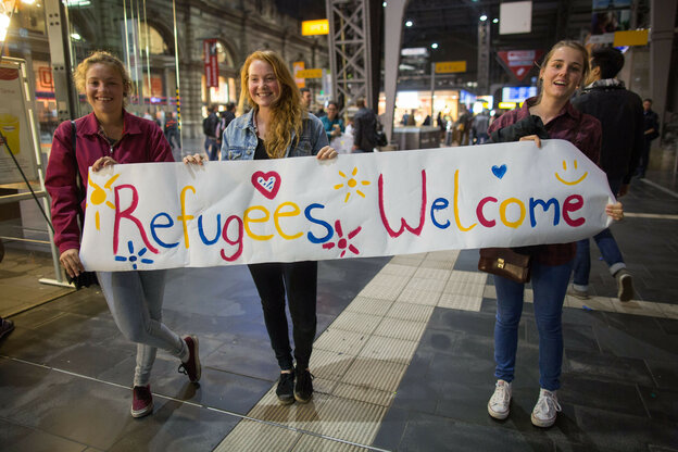 Drei junge Frauen mit Banner