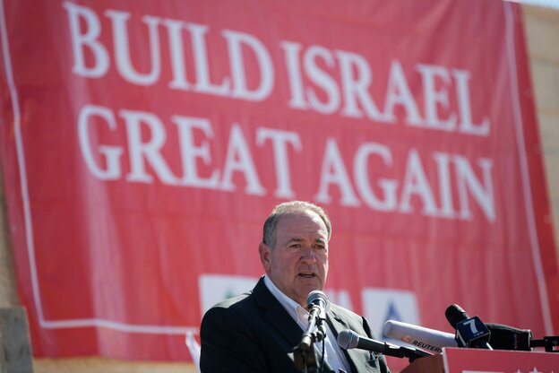 Mike Huckabee vor einem Plakt mit der Aufschrift 