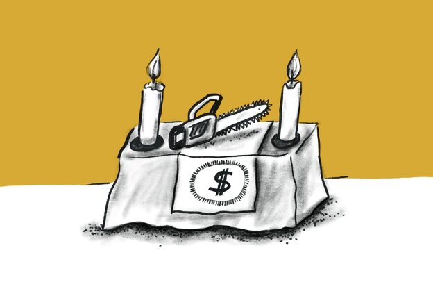 auf einem Altar liegt eine Kettensäge, eingerahmt von zwei Kerzen, ein Dollarzeichen hängt an einem Tuch