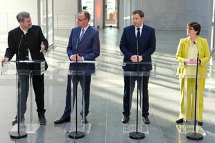 Die Spitzenpolitiker der neuen Koalition stehen bei einem Pressetermin zusammen vor Mikrofonpulten: Markus Söder, Friedrich Merz, Lars Klingbeil, Saskia Esken