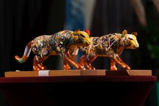 Zwei Panter-Preise stehen nebeneinander auf einem Podest auf einer Bühne