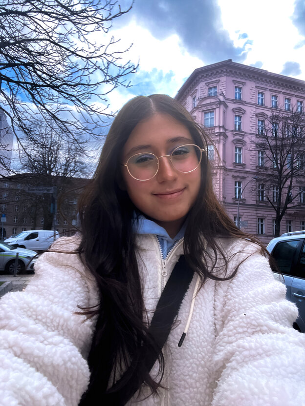 Aylin Akpinar mit Selfie vor einem Altbau