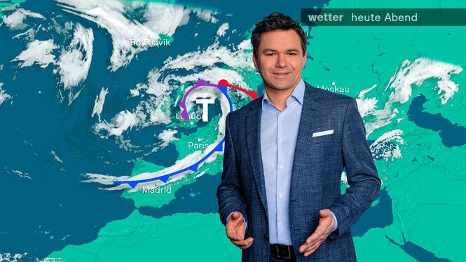 Man sieht Özden Terli vor der Wetterkarte